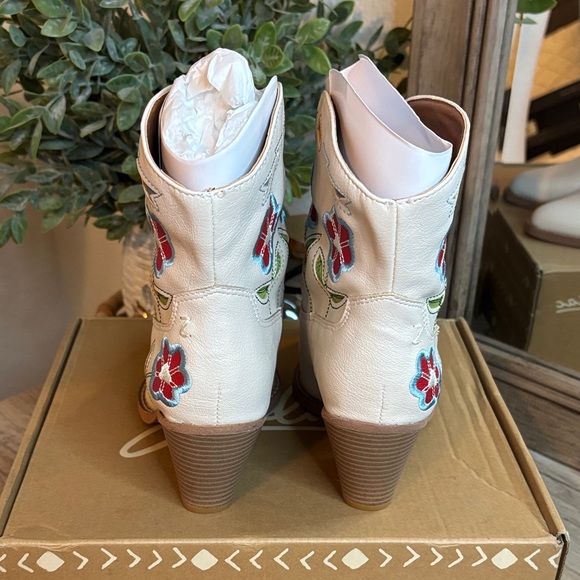 Zodiac Floral Embroidered White Ankle Boots - Picture 6 of 9